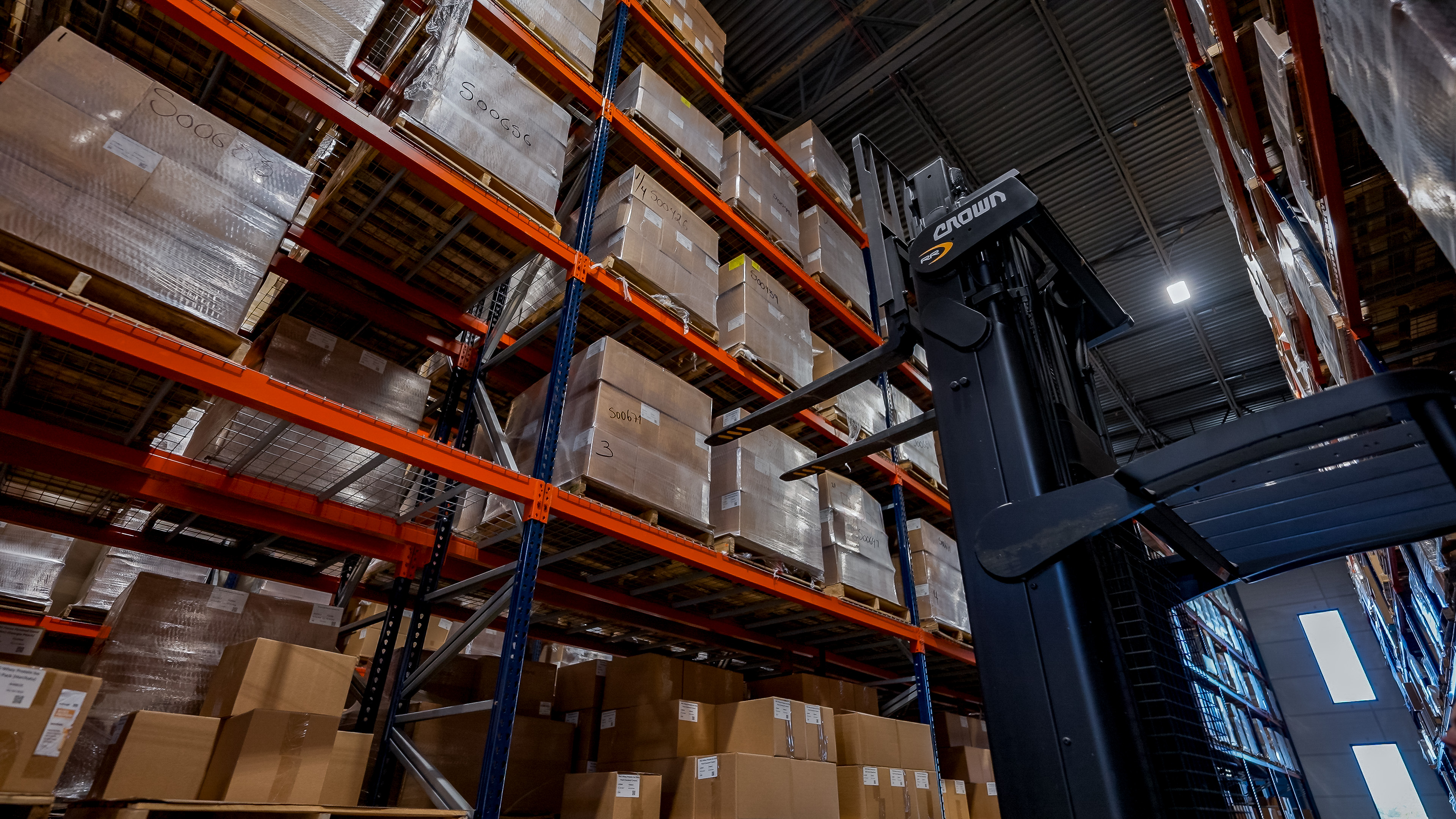 High-reach racking in the warehouse